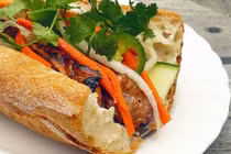  Thưởng thức bánh mì thịt nướng ngon nhất thế giới tại Sài Gòn