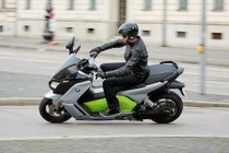 "Soi" xe ga chạy điện BMW C Evolution đi 160 km/lần sạc