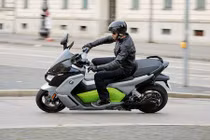 "Soi" xe ga chạy điện BMW C Evolution đi 160 km/lần sạc