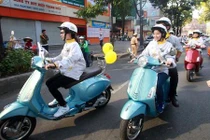 Dương Tử Quỳnh cầm lái xe ga Piaggio Vespa tại Sài Gòn
