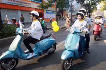 Dương Tử Quỳnh cầm lái xe ga Piaggio Vespa tại Sài Gòn
