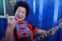 Cụ bà 81 tuổi chơi Rock khiến dân tình mê mẩn