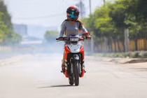 Hot girl áo dài “cầm cương” Su xì po ở Sài Gòn