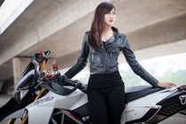 Kiều nữ Việt “so chân" cùng hàng độc Aprilia Dorsoduro 1200