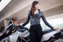 Kiều nữ Việt “so chân" cùng hàng độc Aprilia Dorsoduro 1200