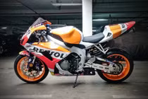 Dân chơi Bình Dương độ siêu môtô Honda CBR1000RR 