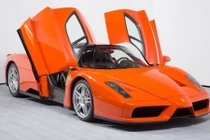 Siêu xe Ferrari Enzo màu cam độc nhất “chốt giá” 84 tỷ