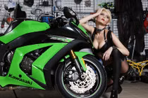 “Bỏng mắt” với mẫu Tây tóc vàng quyến rũ cùng Kawasaki ZX-10R