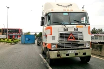 Thót tim thùng container rơi xuống đường suýt đè chết 5 người