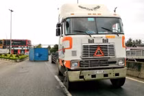 Thót tim thùng container rơi xuống đường suýt đè chết 5 người