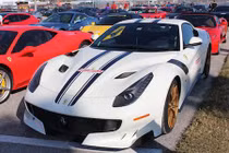 Cả ngàn siêu xe Ferrari “kịch độc” tụ họp mừng năm mới