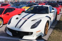 Cả ngàn siêu xe Ferrari “kịch độc” tụ họp mừng năm mới