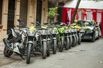 Dàn “xế nổ” Yamaha FZ150i rầm rộ rước dâu tại Hà Nội