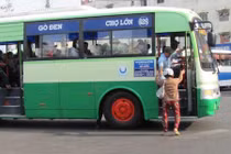 Tài xế xe buýt bị côn đồ đánh gãy sống mũi