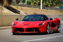 Siêu xe mui trần LaFerrari Aperta lần đầu “xuống phố“