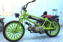 Honda Super Cub độ “xe đạp ruồi” cực độc tại Việt Nam