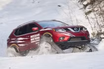 Nissan Rouge Warrior lắp bánh xích chinh phục núi tuyết