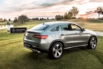 Đánh golf vào lỗ, trúng ngay Mercedes-Benz tiền tỷ