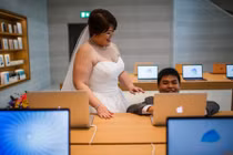 Fan cuồng “Táo” chụp ảnh cưới bên trong Apple Store