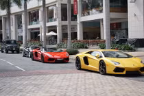 "Chạm mặt" đoàn siêu xe trăm tỷ trên phố Sài Gòn