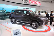 "Hàng nóng" Toyota Fortuner mới chào hàng tại VMS 2016