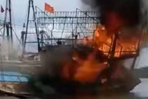 Tàu cá tiền tỷ đang neo đậu bất ngờ bốc cháy