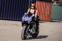 Người đẹp Việt “nài cứng” siêu môtô Yamaha R1