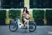 Kiều nữ Việt “thả dáng” bên Honda Super Cub C100