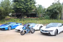 BMW S1000RR tự tin “đọ dáng” cùng 3 siêu xe chục tỷ