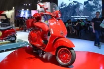 "Soi" xe ga giá nửa tỷ Vespa 946 Red tại Việt Nam