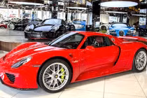 Porsche 918 Spyder “màu áo” Ferrari chốt giá 36,3 tỷ