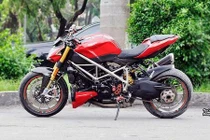 Biker Sài Gòn lên “full đồ hiệu” cho Ducati Streetfighter S