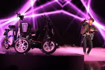 Sơn Tùng M-TP “nhảy nhót” bên xe điện Pega ở Hà Nội