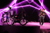 Sơn Tùng M-TP “nhảy nhót” bên xe điện Pega ở Hà Nội