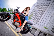 "Bỏng mắt" ngắm người đẹp Việt bên xế độc Honda Spada