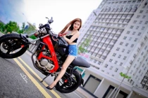 "Bỏng mắt" ngắm người đẹp Việt bên xế độc Honda Spada