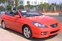 Soi "hàng độc" Toyota Camry mui trần giá 2 tỷ tại VN