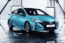 Toyota Prius Plug-in Hybrid "uống" 1lít xăng/100 km