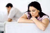 Choáng vì khuyên tai của vợ rơi trong buồng tắm nhà ông hàng xóm 