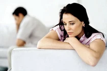 Choáng vì khuyên tai của vợ rơi trong buồng tắm nhà ông hàng xóm 