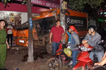 Xe chuyển phát nhanh tông ba bà cháu rồi bỏ chạy 