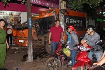 Xe chuyển phát nhanh tông ba bà cháu rồi bỏ chạy 