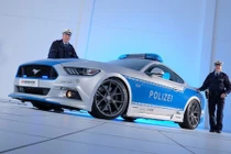 Tội phạm "khóc thét" trước Ford Mustang của cảnh sát Đức