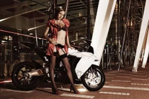 Hot girl tuổi teen, tự tin "hở bạo" bên siêu môtô KTM RC8