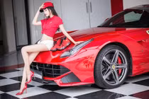 Chân dài "so dáng" cùng siêu xe Ferrari F12Berlinetta giá 21 tỷ