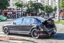 Xế sang tiền tỷ Bentley Flying Spur "nát mông" tại Sài Gòn