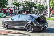 Xế sang tiền tỷ Bentley Flying Spur "nát mông" tại Sài Gòn