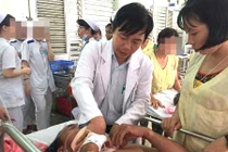 Điện giật ngã gãy cổ, người đàn ông nghèo nguy kịch