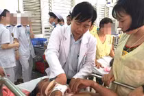 Điện giật ngã gãy cổ, người đàn ông nghèo nguy kịch