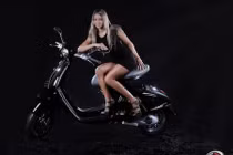 Mẫu Tây nội y thả dáng bên Vespa 946 gây "bỏng mắt"